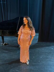 איילת כהן - זמרת לשירה בציבור במופע תרבותי”.)