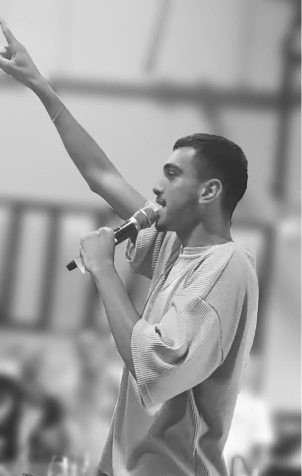 עילאי גניש זמר לחפלה בהופעה חיה עם מיקרופון ויד מורמת