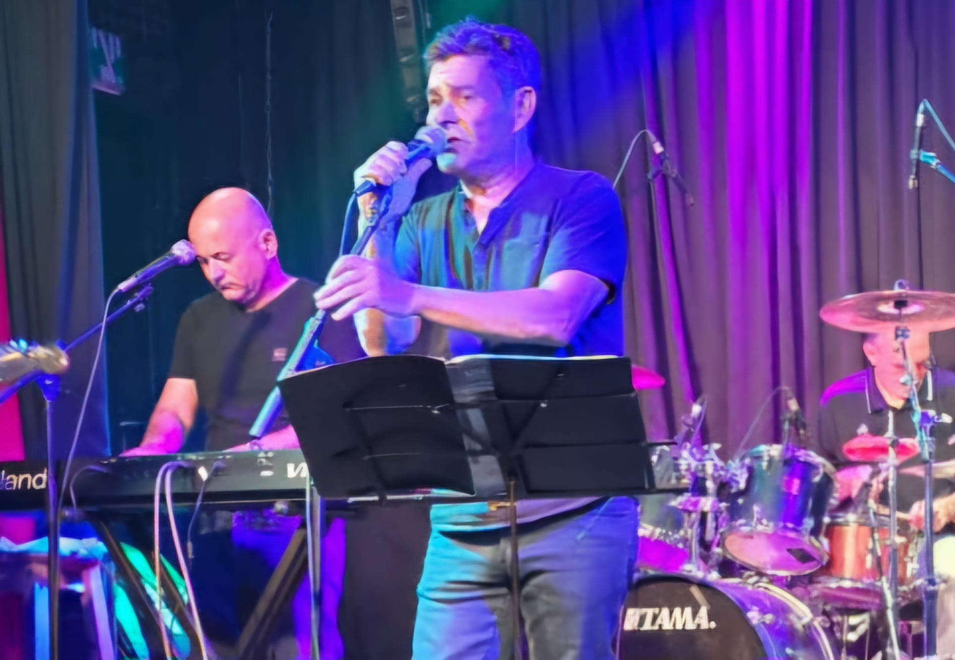 חיים בן חיים זמר לאירועים בהופעה חיה עם להקה על הבמה