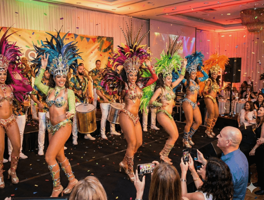 רקדניות ברזילאיות במופע קרנבל ססגוני של אנה סליה דה סילבה.