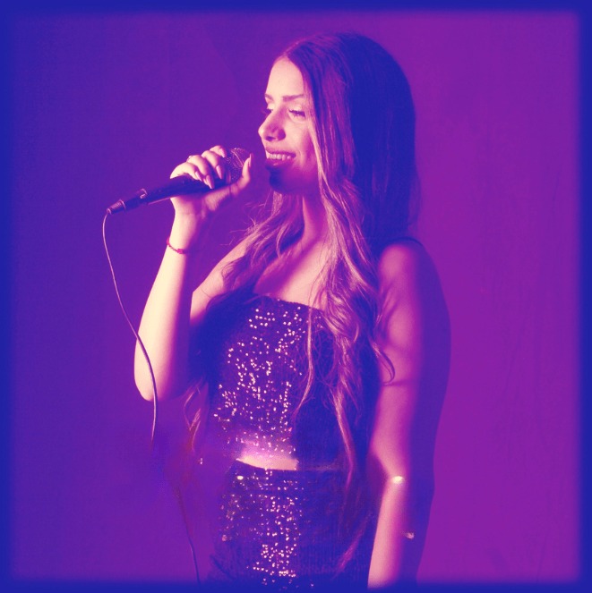 שובל שלו זמרת לאירוע חברה מופיעה על הבמה