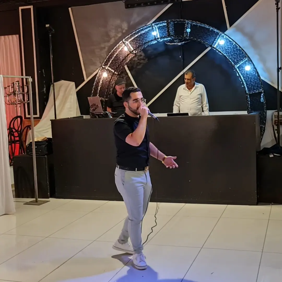 מיכאל סימן טוב מופיע ושר באירוע לצד עמדת תקליטן